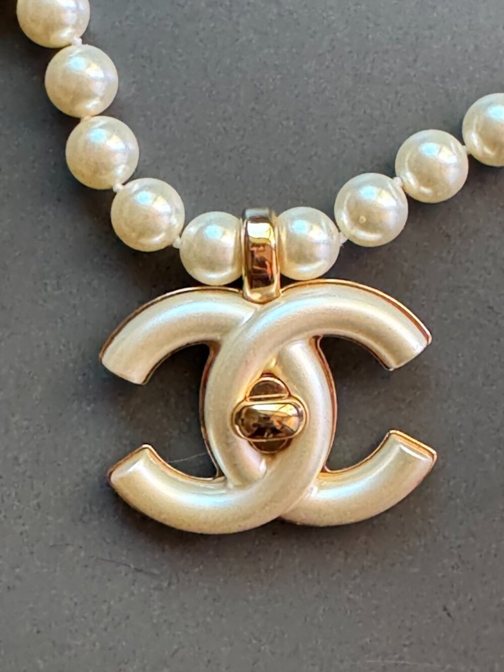 Chanel Oversized Pearl Turnlock Necklace Metiers D'art 24A Manchester New in Box - Picture 7 of 8